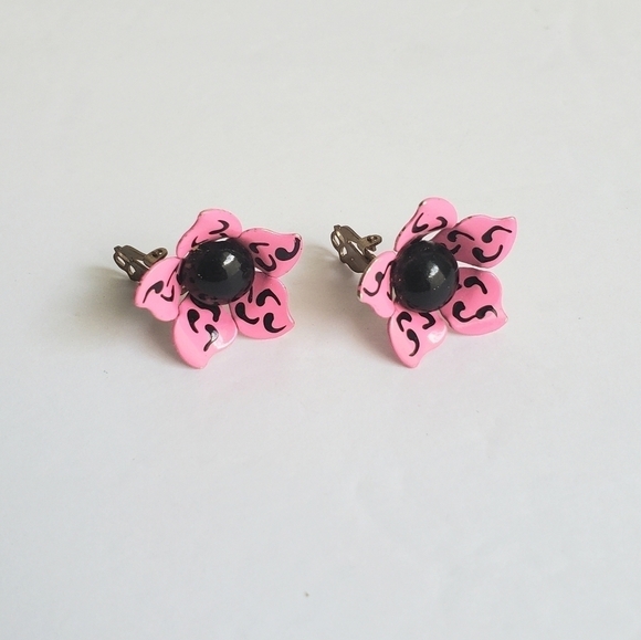Vintage Daisy Flower Earring Hot Pink & Black Clip-On 60s Retro Mod Floral - Picture 4 of 5